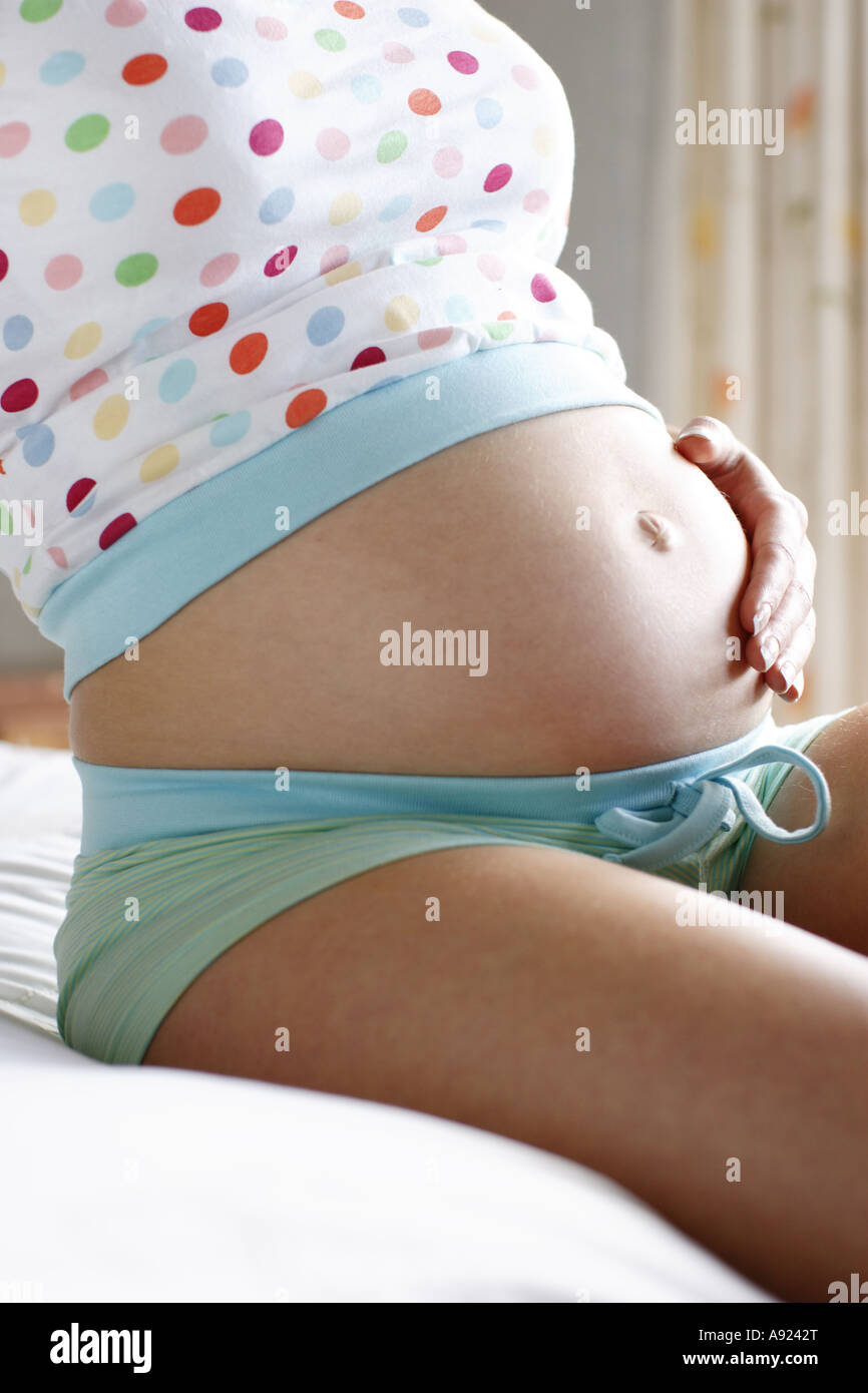 Schwangere Frau Gefühl Baby treten Stockfoto