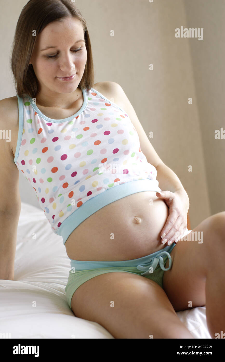 Schwangere Frau Gefühl Baby treten Stockfoto