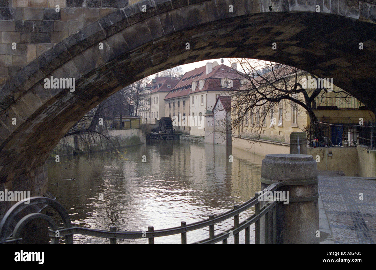Wasser-Rad unter der Brücke in Prag Stockfoto