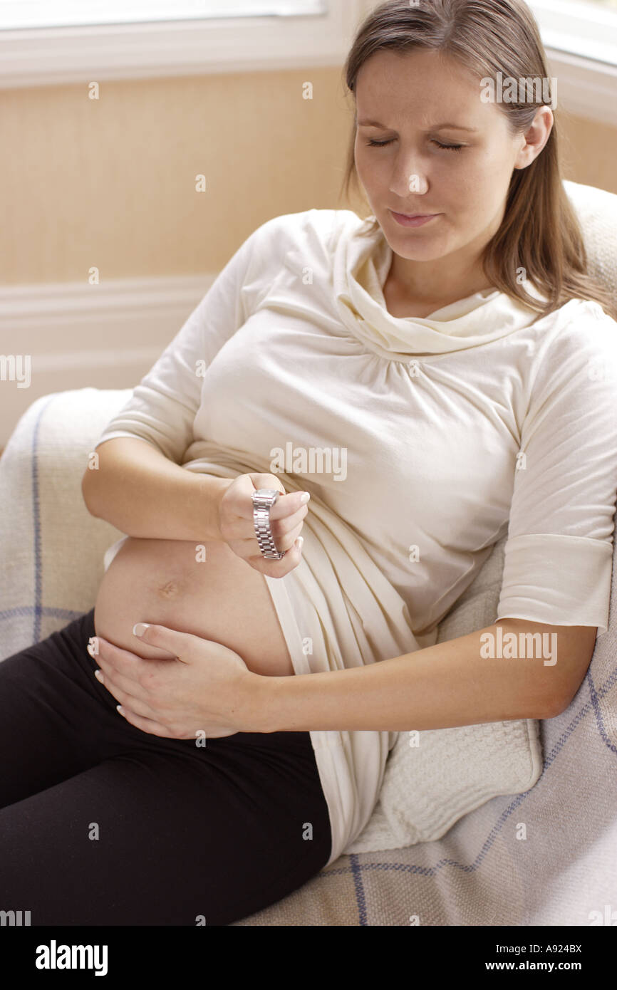 Schwangere Frau Timing Kontraktionen Stockfoto
