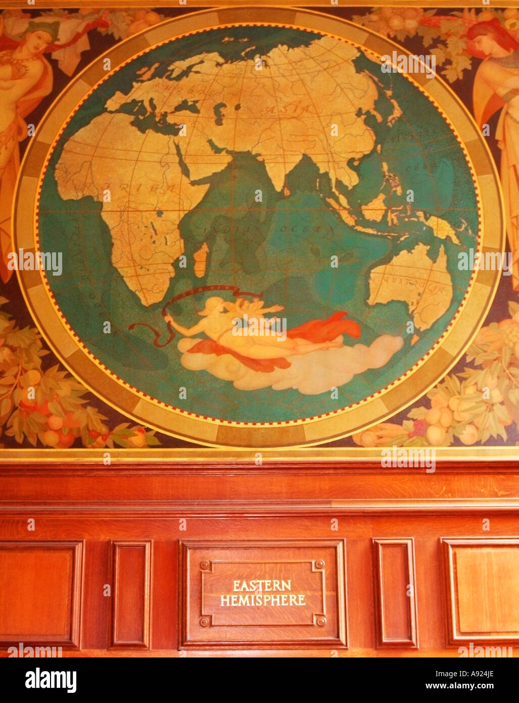 Karte der Welt, an der Wand eine alte Bibliothek Stockfoto