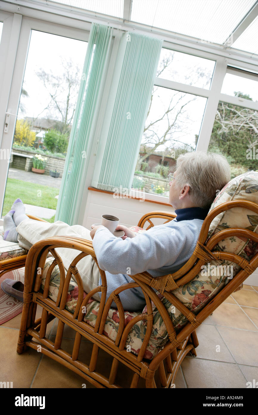 Ältere Frau entspannend Stockfoto