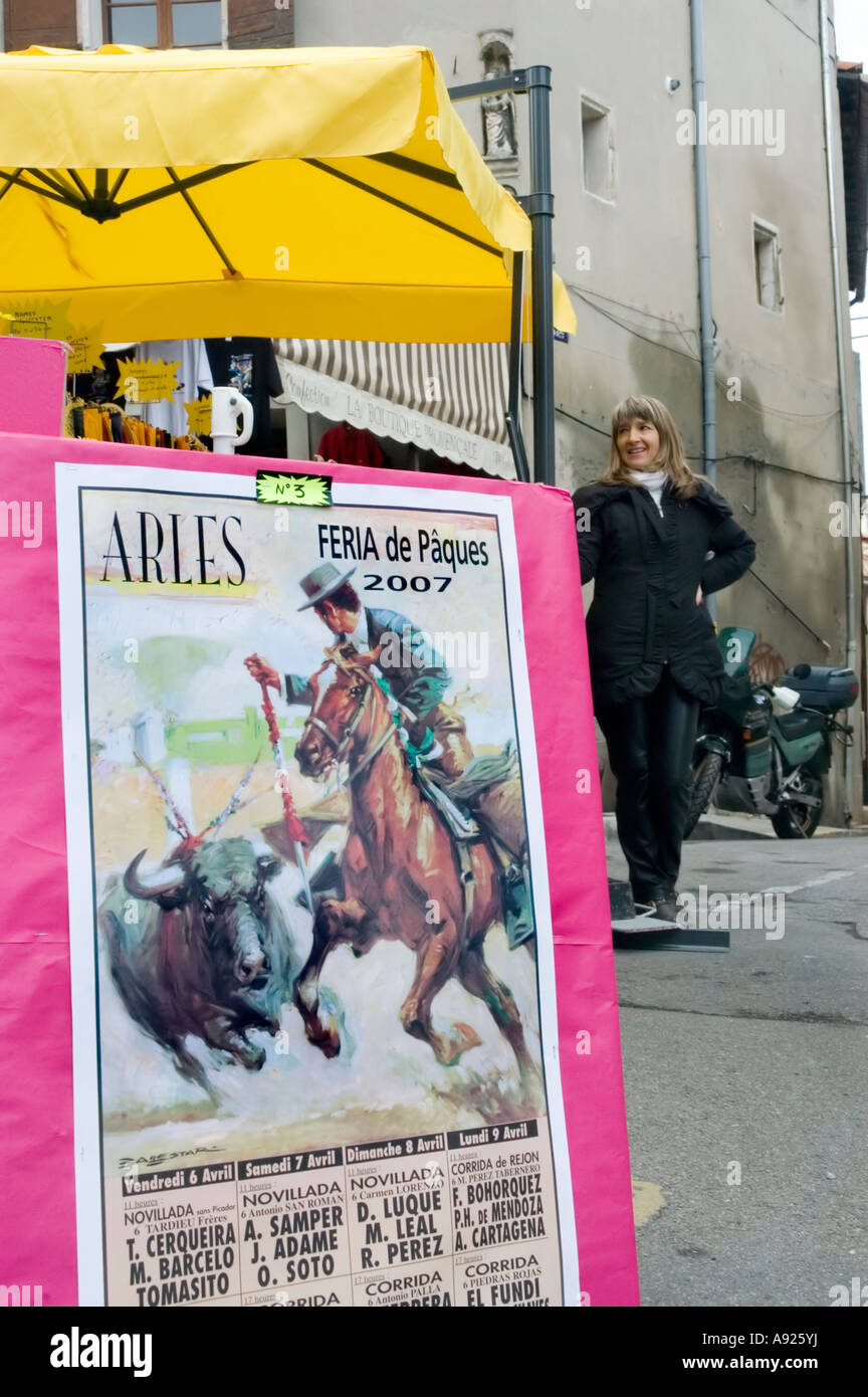 Arles France, Feria 'Bullfighting Festival' Street Scene Corrida Vintage Poster zum Verkauf in der Nähe des Arena france Reiseposters Stockfoto