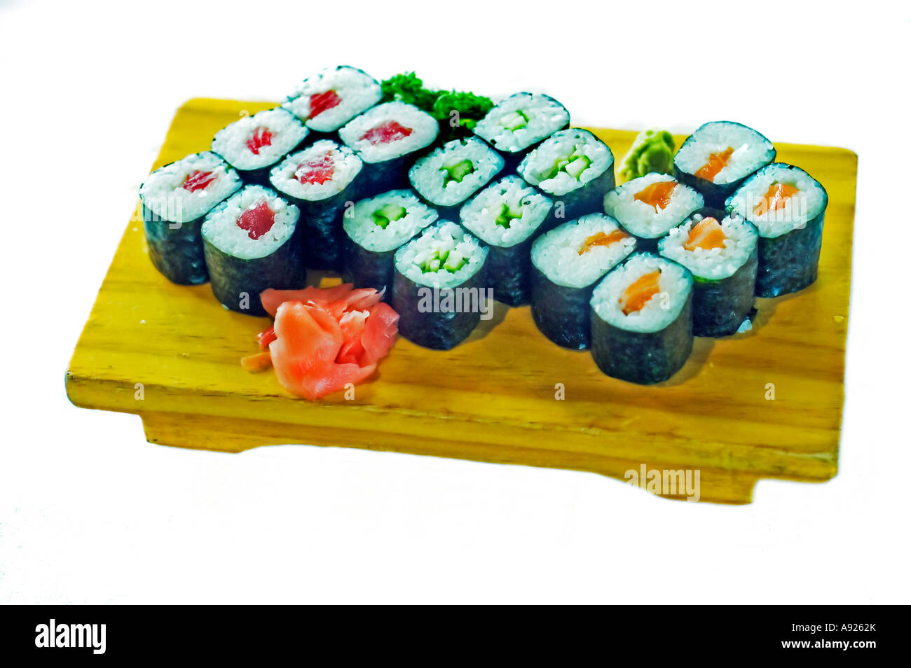 Ausgeschnittenes Foto, Japanisches Essen auf einer Platte aus gemischtem Avocado-rotem Thunfisch, isoliert Stockfoto