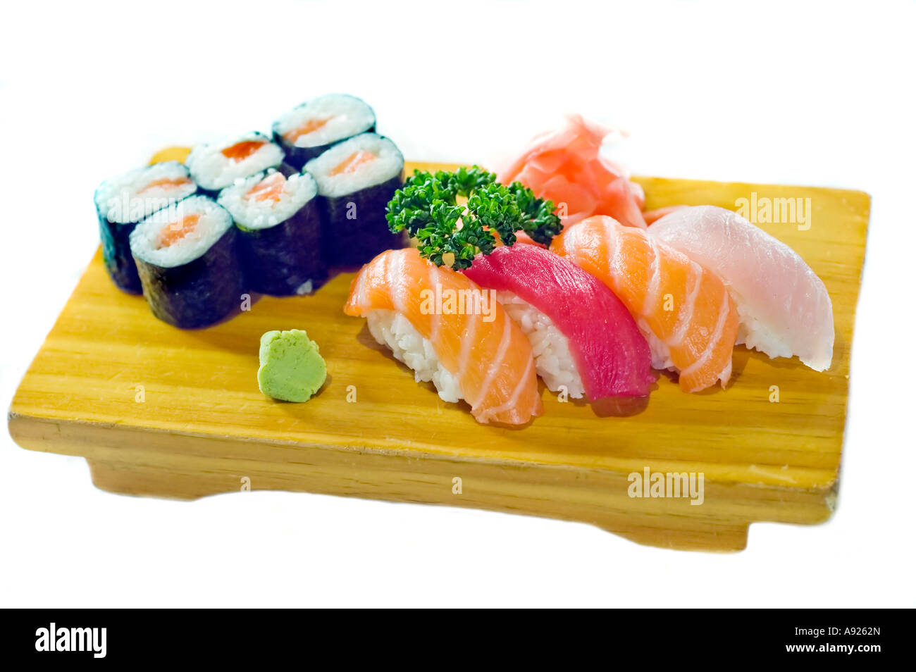 Foto ausschneiden, Essen zum Mitnehmen japanische Lebensmittel Plattenteller von 6 Lachs Maki und sechs Thunfisch Sushi auf hölzernen Platte restaurant Stockfoto