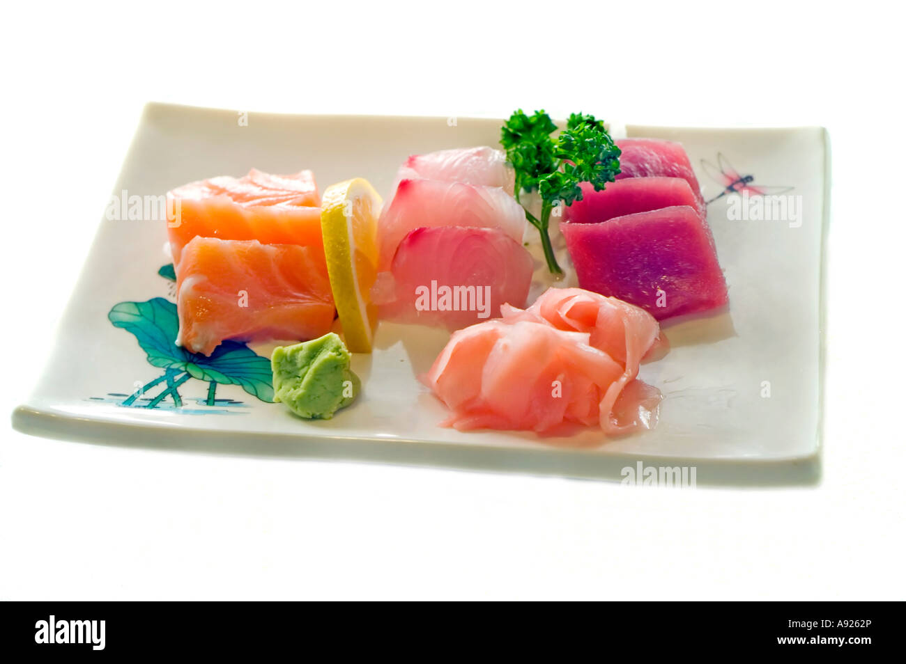 Ausgeschnittenes Foto, Japanische Speiseteller mit gemischtem Sashimi Thunfisch, Albacore, Orientalische Platte, isoliert Stockfoto
