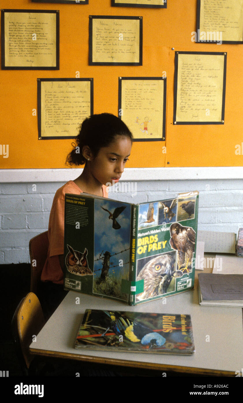 Mädchen lernen im Klassenzimmer Südlondon staatliche Grundschule Stockfoto