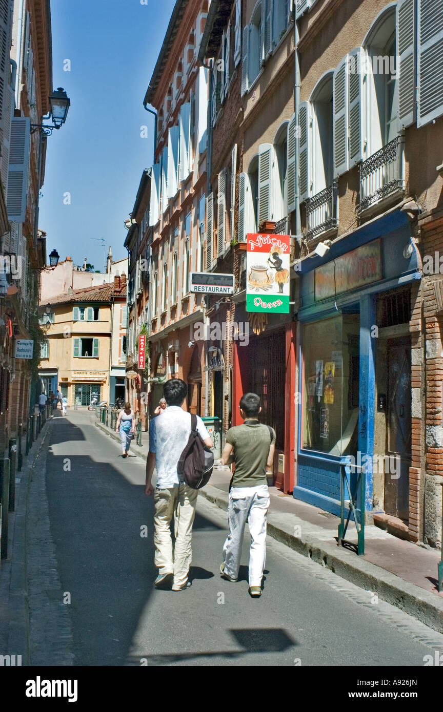 Toulouse Frankreich, Junge chinesische männliche Touristen zu Fuß, alte Architektur Straßenszene im Zentrum der Stadt Stockfoto