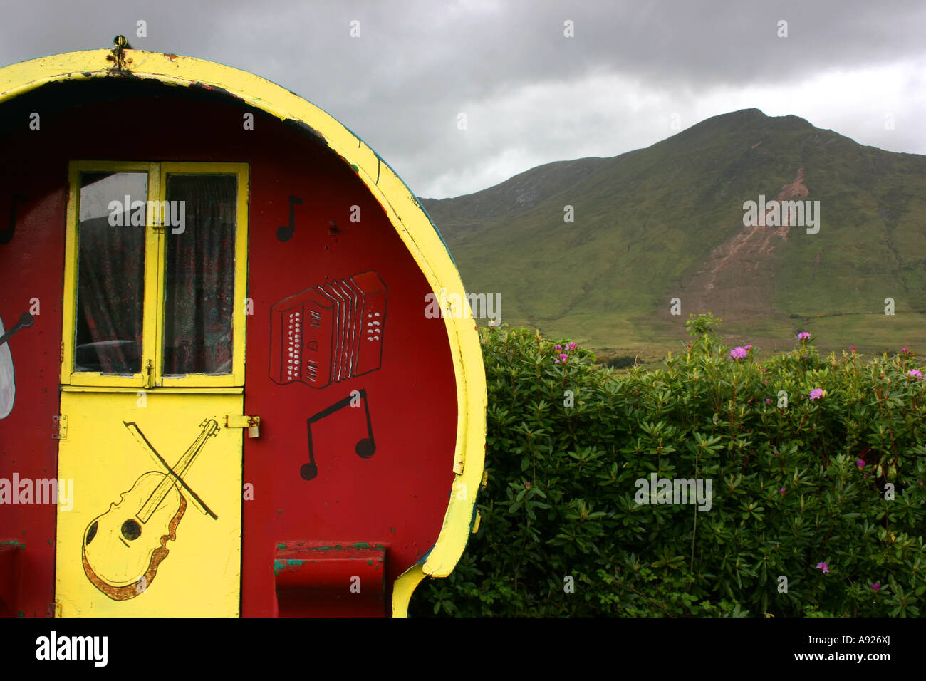 Traditionelle irische Reisende Wohnwagen in der Nähe von Leenane, nahe der Grenze zwischen der Grafschaft Galway und County Mayo, Connemara, Irland Stockfoto