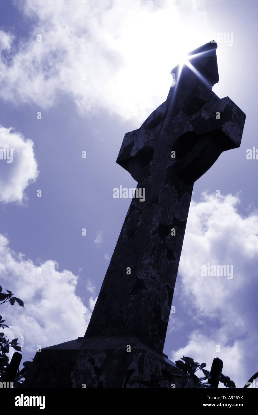 Keltisches Kreuz in der Silhouette, Turlough, in der Nähe von Castlebar, County Mayo, Irland Stockfoto