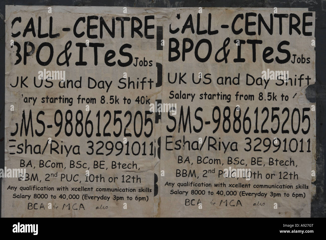 Anzeigen für Call Center-ArbeiterInnen an einer Wand in Bangalore, Indien Business Processing Outsourcing Hub. Stockfoto