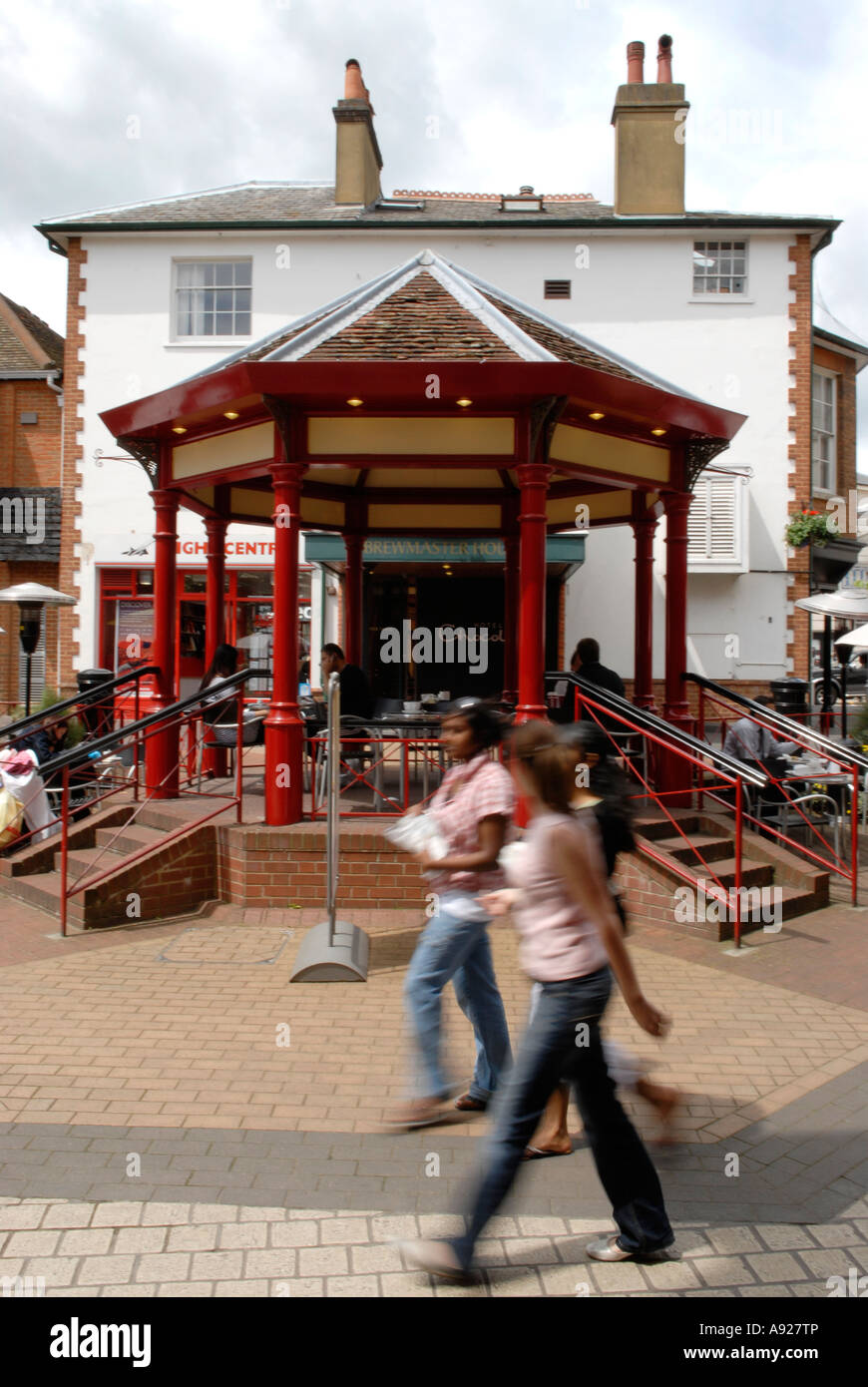 Shopper gehen vorbei an einem Café in der Mitte des Maltings Shopping Centers in St Albans, Hertfordshire Stockfoto