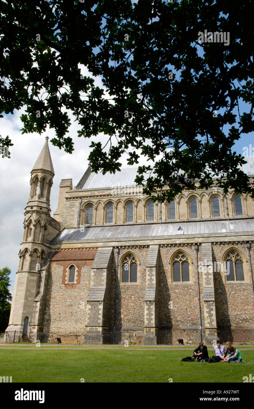 Schülerinnen und Schüler sitzen vor der Kathedrale von St. Alban in St Albans Hertfordshire Stockfoto