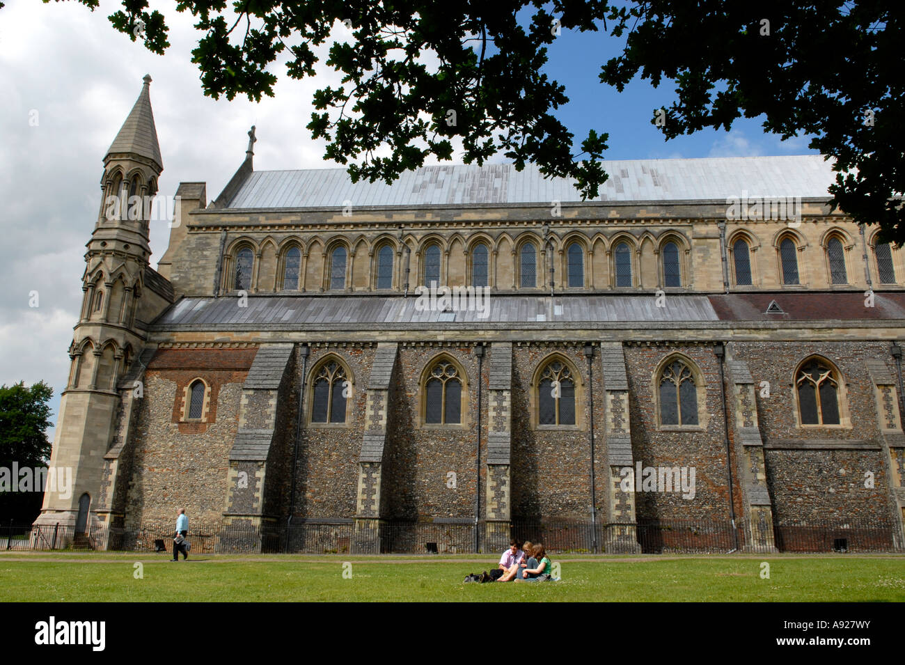 Schülerinnen und Schüler sitzen vor der Kathedrale von St. Alban in St Albans Hertfordshire Stockfoto