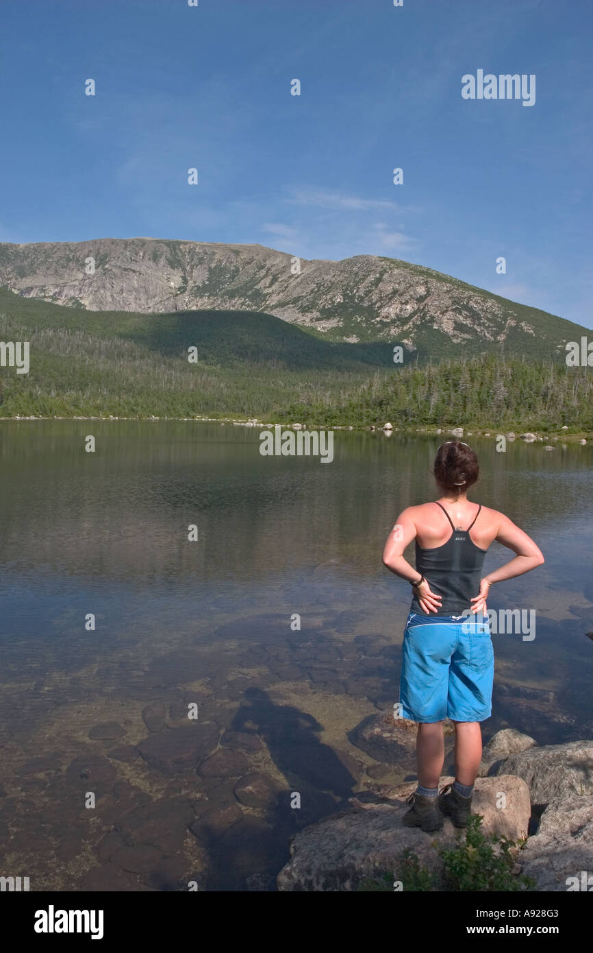 Frau genießt Aussicht auf See und Berge Baxter state Park Maine USA Stockfoto