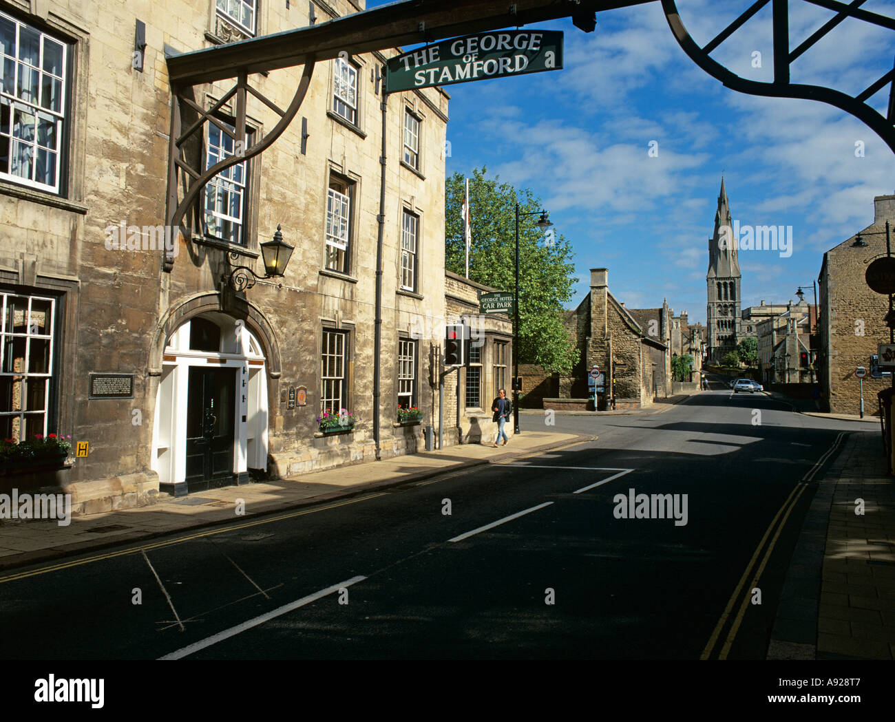 Die George of Stamford Hotel Stamford Lincolnshire England mit Str. Marys Kirche im Hintergrund Stockfoto