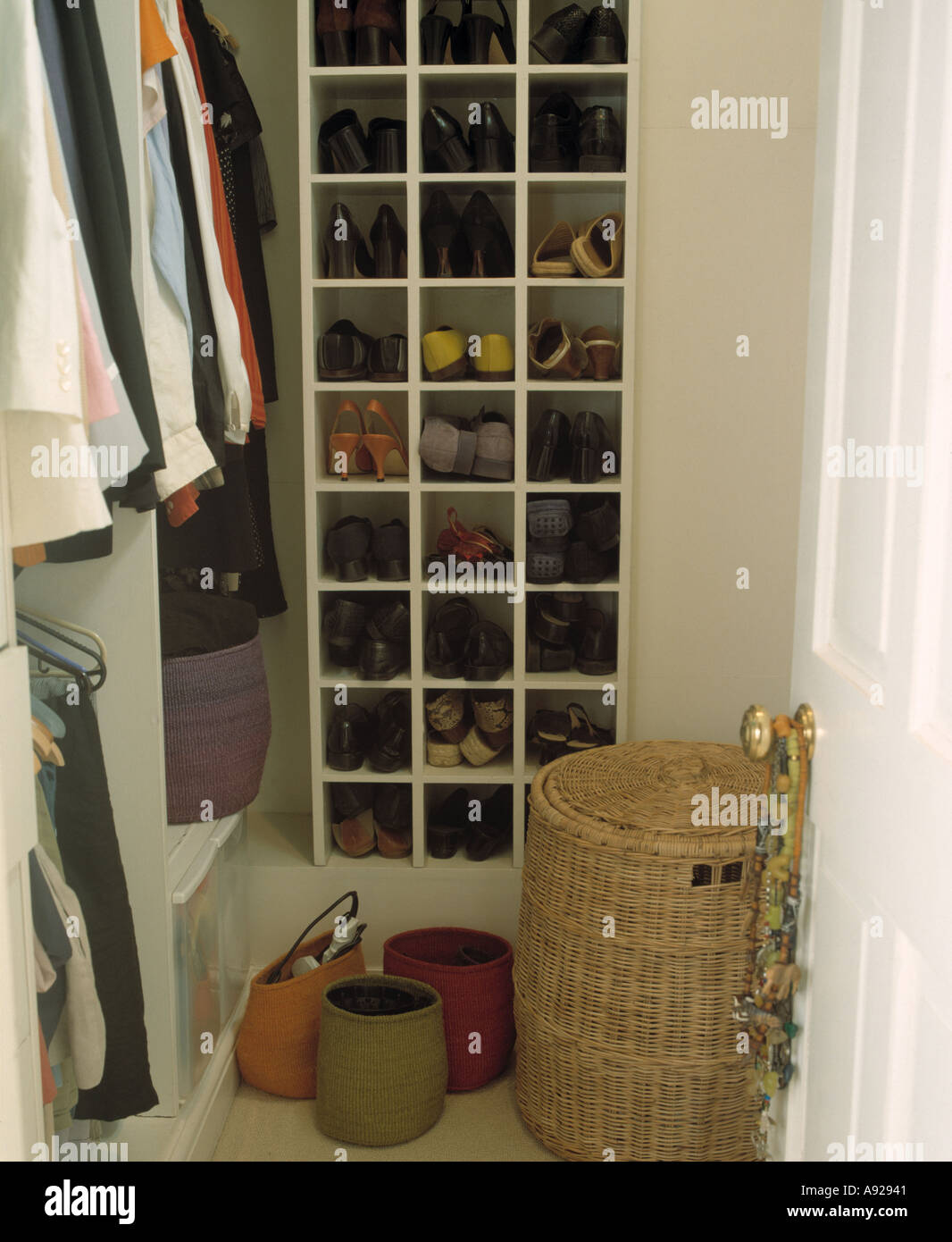 Nahaufnahme des großen begehbaren Kleiderschrank mit Sisal Aufbewahrung  Körbe und Wicker Wäschekorb vor Cube Regale Lagerung Schuhe Stockfotografie  - Alamy