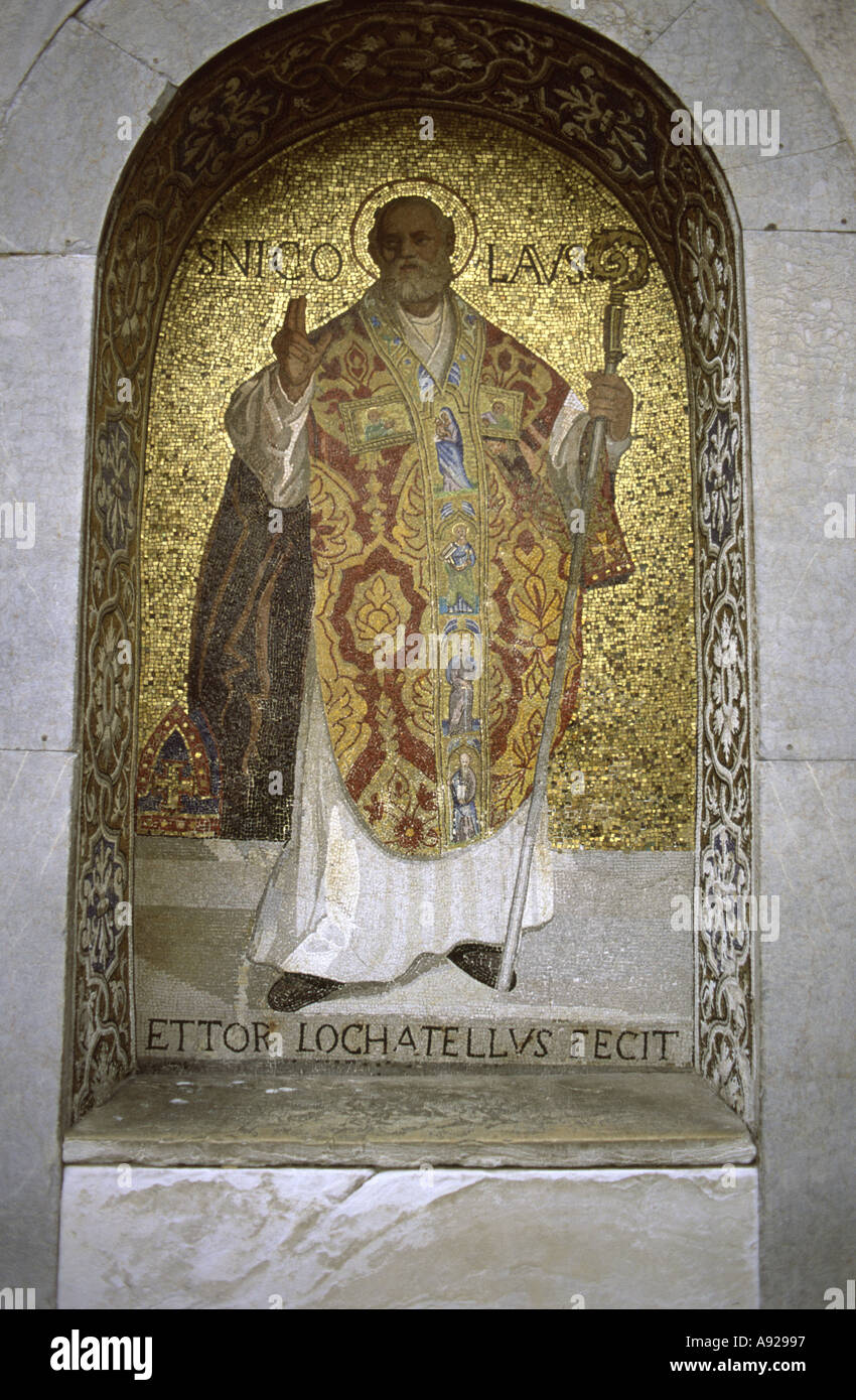 Mosaik des Heiligen Nikolaus über dem Balkon von der Basilica di San