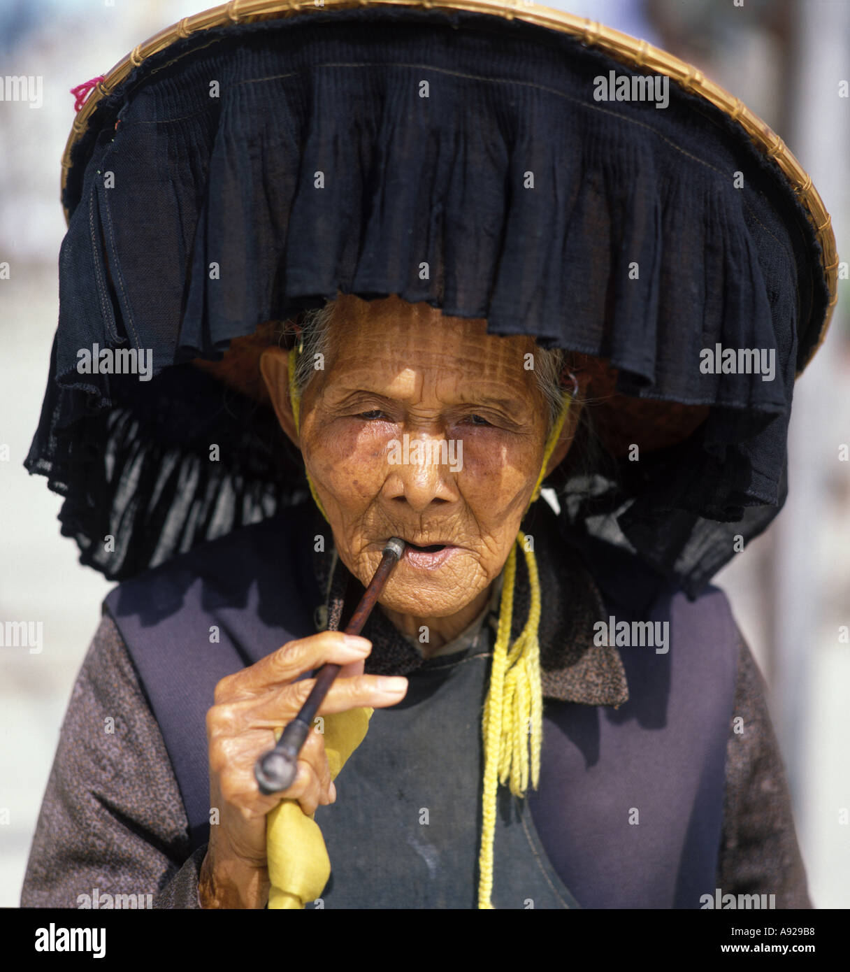 Eine alte Hakka-Frau raucht eine Pfeife, New Territories, Hongkong Stockfoto