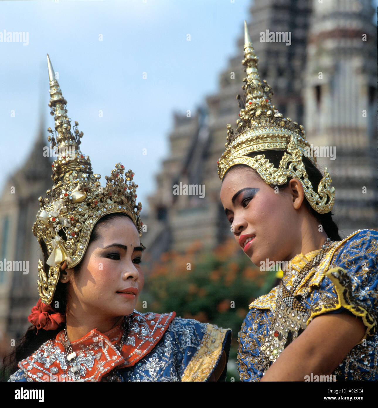 Thai Tänzerinnen in traditionellen Kostümen außerhalb der Tempel von Wat Arun (Tempel der Morgenröte), Bangkok, Thailand Stockfoto