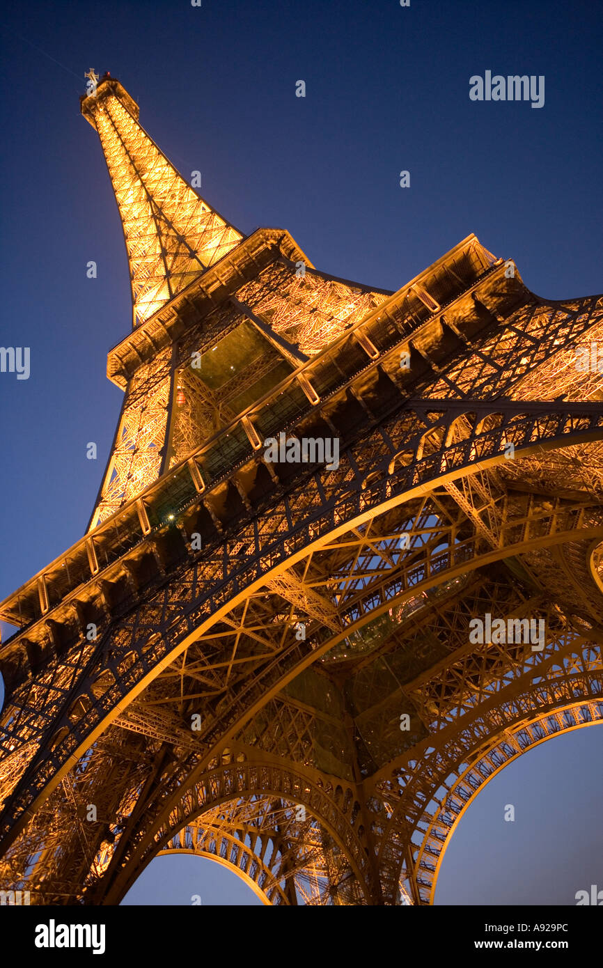 Paris Eiffelturm, nachts beleuchtet. Stockfoto