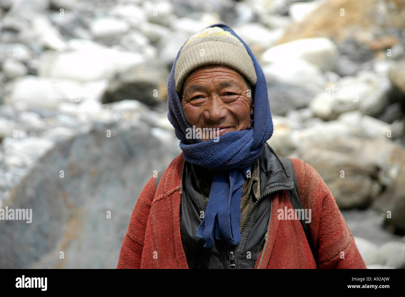 Freundlicher Mann tragen traditionelle Fell Mütze und Schal Nar-Phu  Annapurna Region Nepal Stockfotografie - Alamy