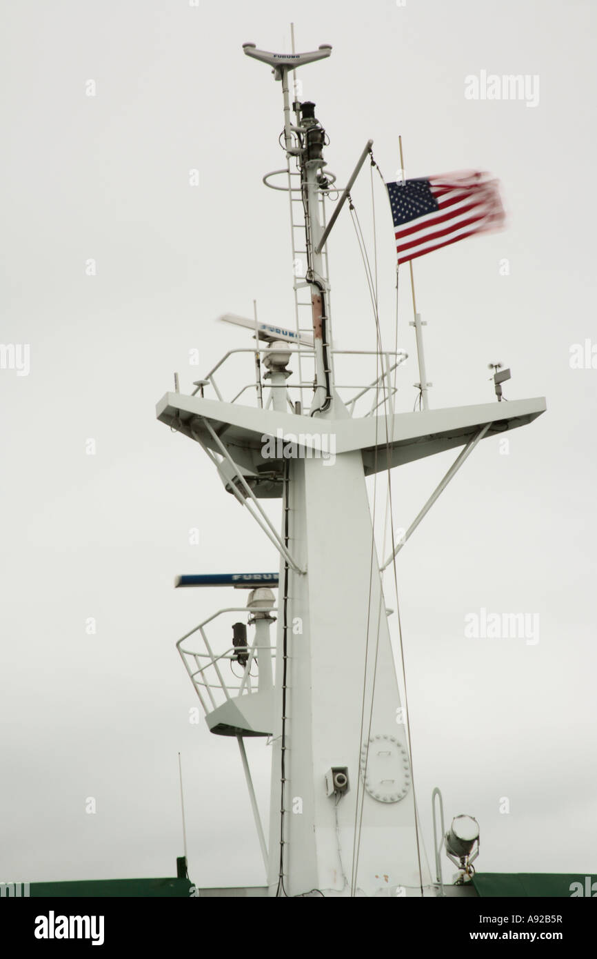 Schiffsmast unter amerikanischer Flagge Stockfoto