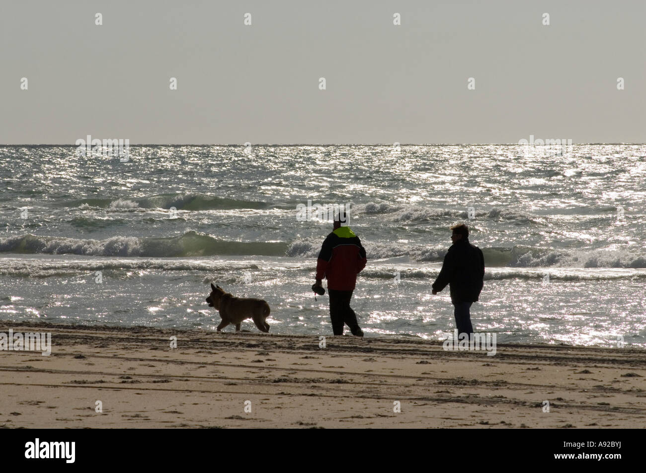 Spaziergaenger bin Nordseestrand in Daenemark / paar zu Fuß am Strand der Nordsee, Jütland, Dänemark Stockfoto