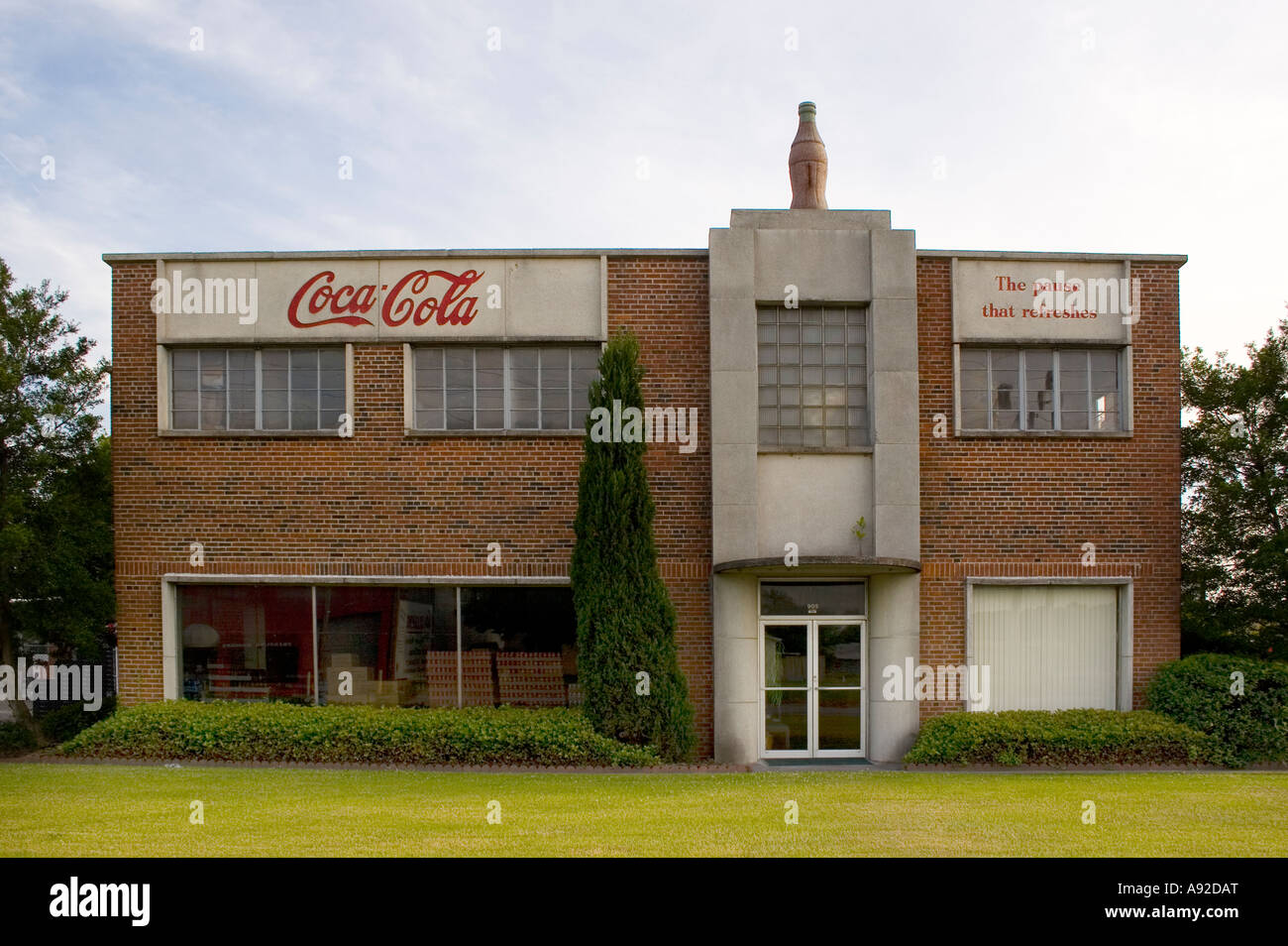 Die alte Coca-Cola-Abfüllanlage in Washington, North Carolina, ist ein nostalgisches Relikt der amerikanischen Industriestunde. Stockfoto