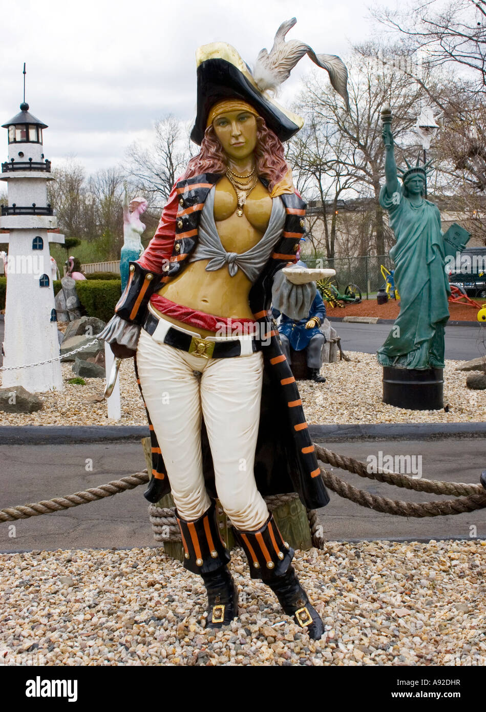 Weibliche Piraten-Statue auf dem Classic Auto waschen in Cromwell Connecticut Stockfoto