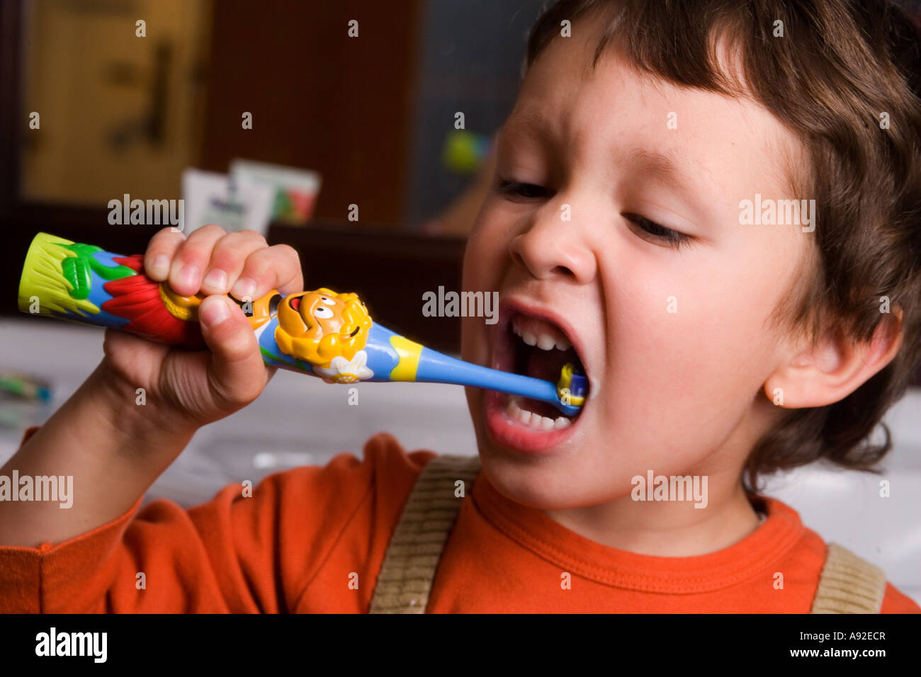 Vier Jahre alter Junge Bürsten seine Zähne Stockfoto