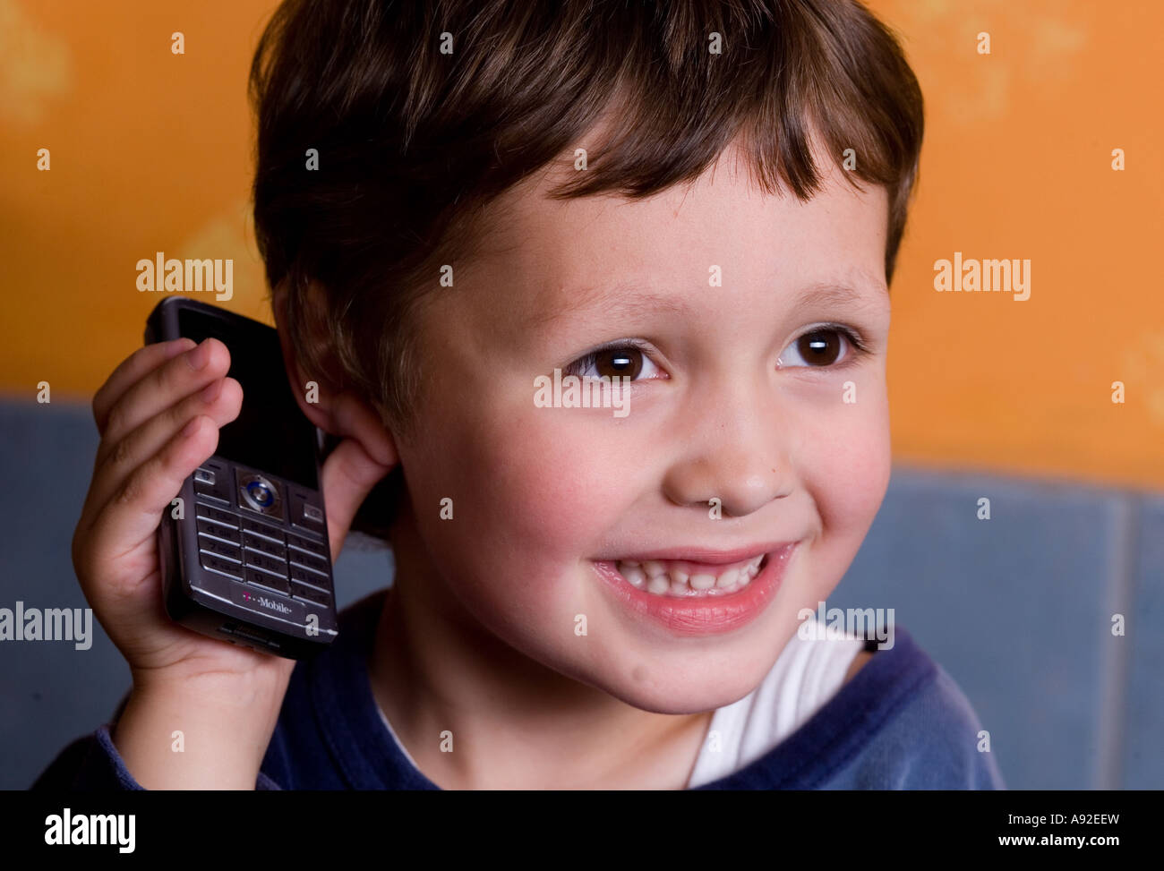 Vier Jahre alter Junge mit einer Zelle Stockfoto