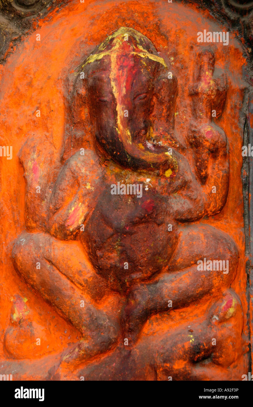 Alten Relief des Gottes Ganesha bedeckt in Kathmandu Nepal orange Farbe Stockfoto
