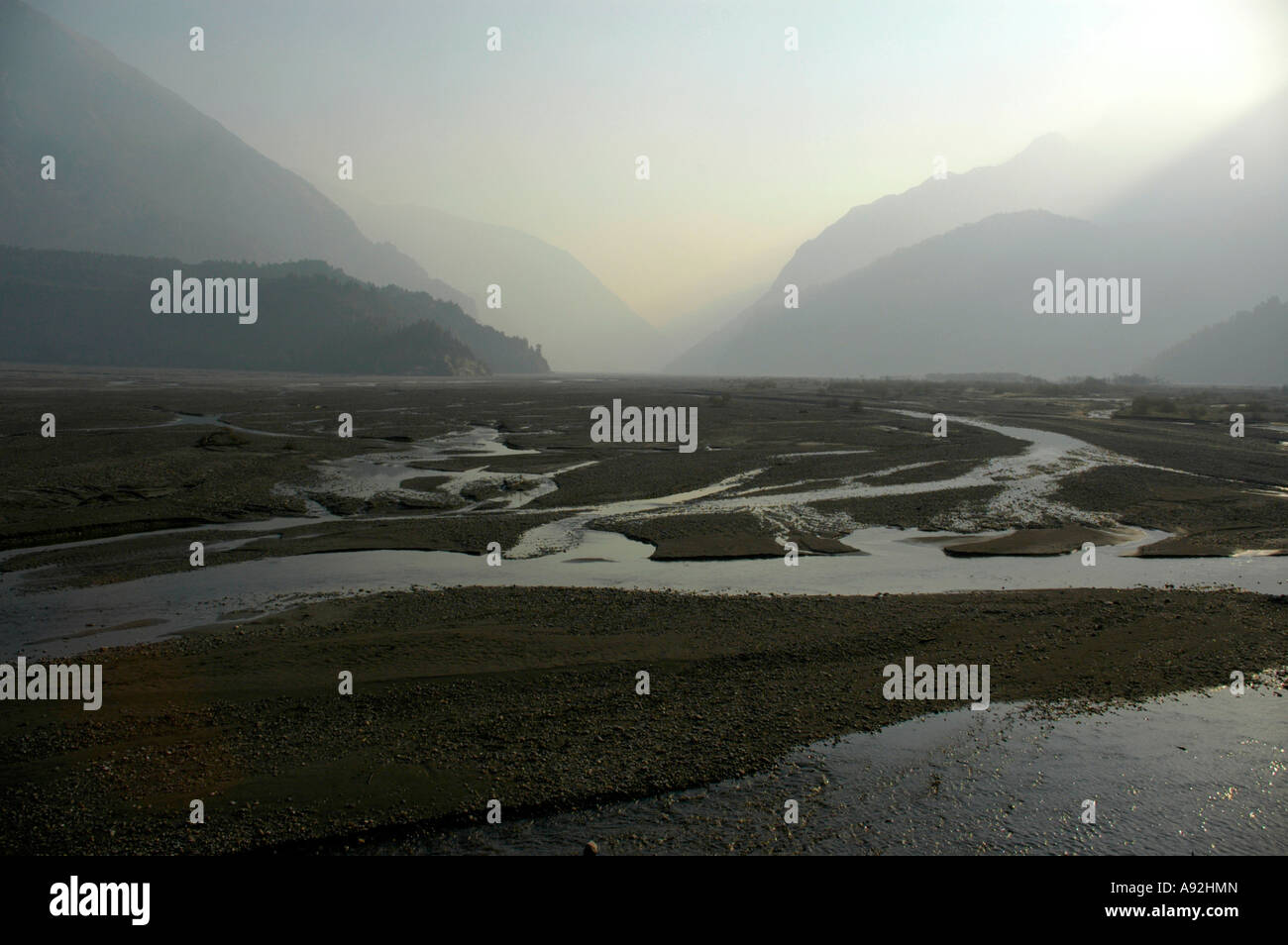 Misty Tal des Kali Gandaki Fluss in der Nähe von Larjung Annapurna Region Nepal Stockfoto