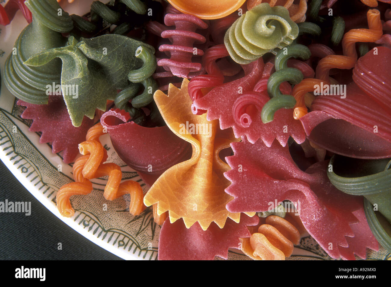 Nahaufnahme von Farfalle auf einem Teller Stockfoto