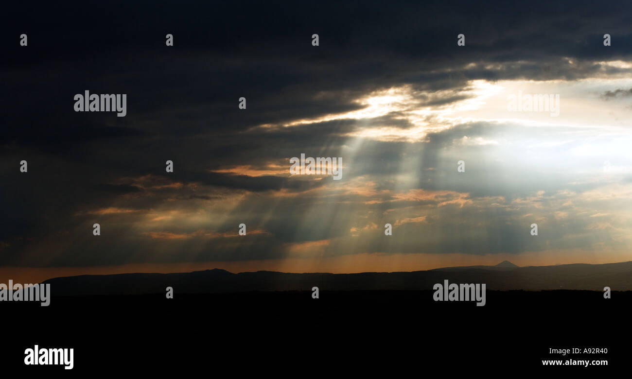 Lichteinfall durch Wolken West Lothian, Schottland Stockfoto