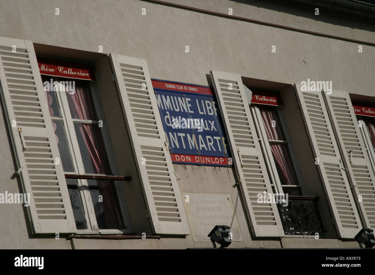 Montmartre Paris Fensterläden im oberen Fenster und Departement Zeichen Stockfoto