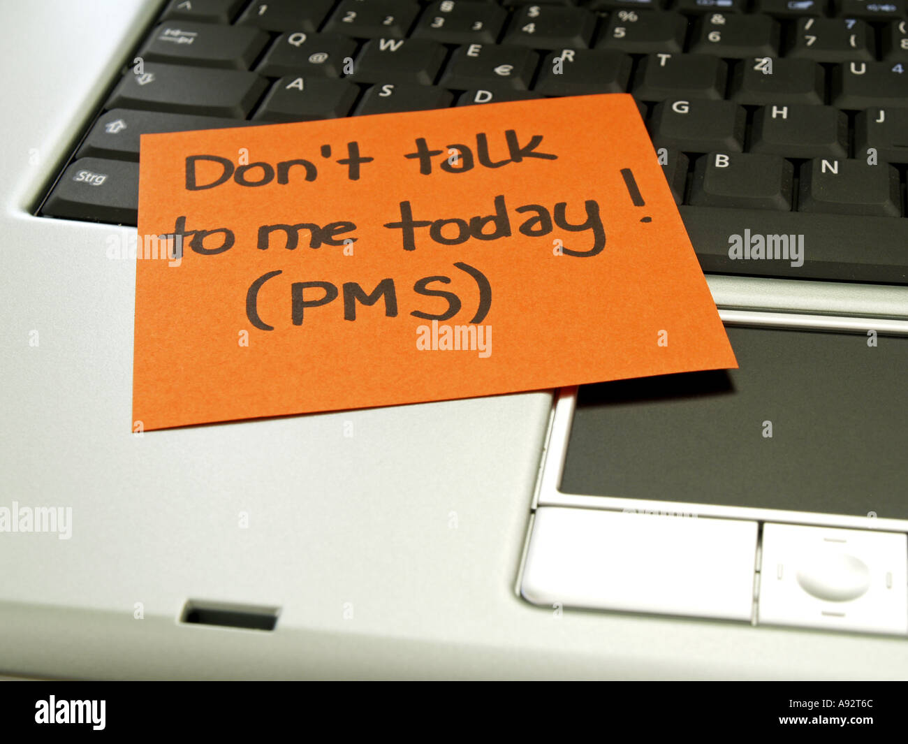 Memo-Hinweis auf Notebook Don t sprechen Sie mit mir heute PMS Stockfoto