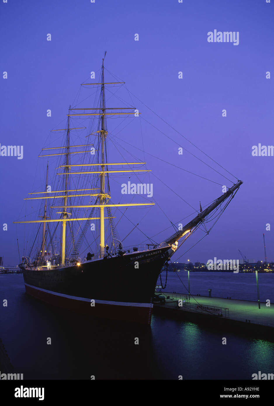 Rickmer Rickmers Museum ship bei Nacht Hafen Hafen am Fluss Elbe St Pauli Hamburg Deutschland Stockfoto
