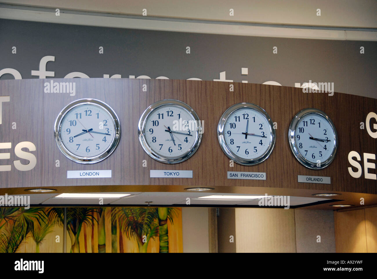 Uhren zeigen Zeiten in verschiedenen Teilen der Welt Stockfoto
