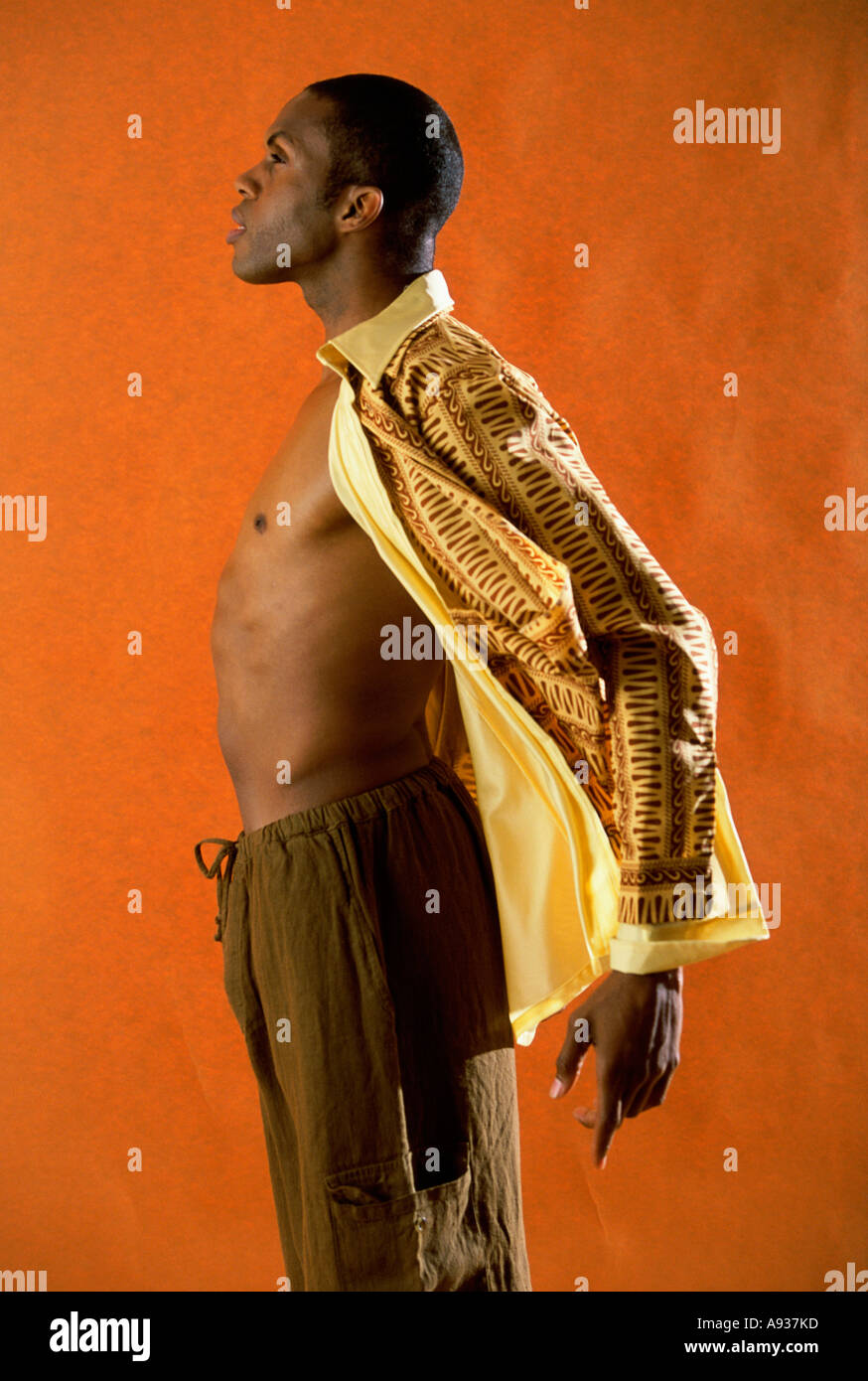 Seitenansicht eines jungen Mannes komplett aufgeknöpft Hemd Stockfoto