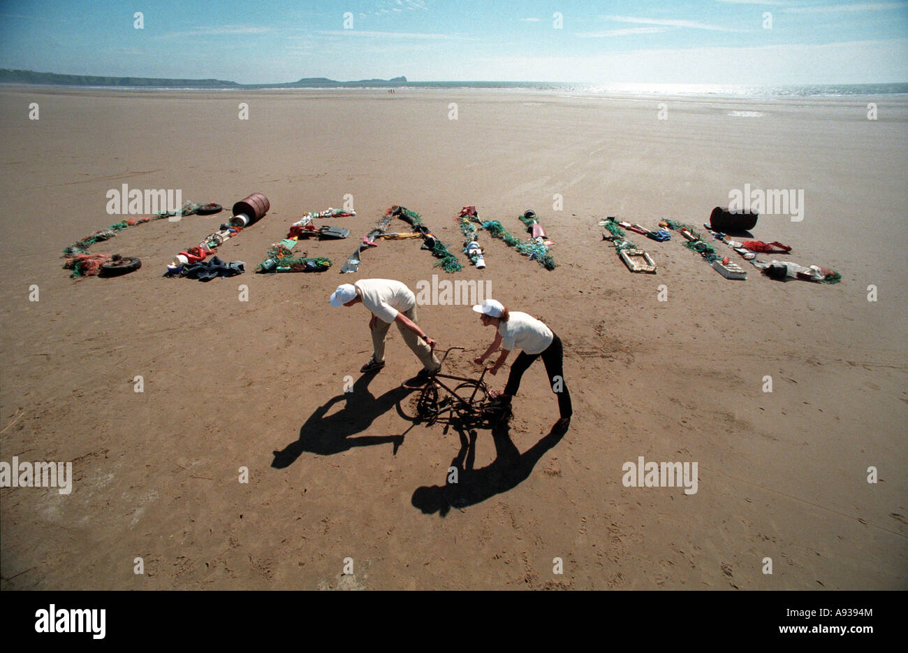 Zwei jungen Freiwilligen Müll aus einem verlassenen walisischen Strand Reinigung Stockfoto