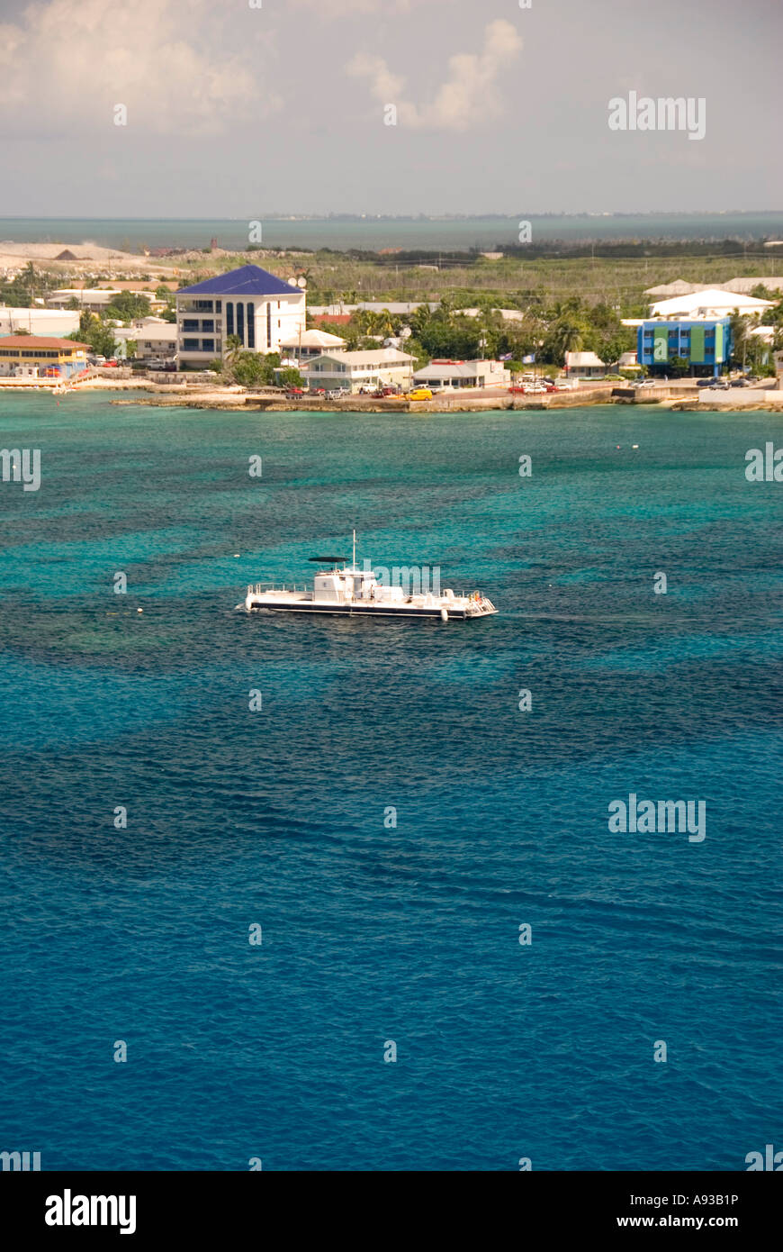 Aerial Eigentumswohnungen in George Town, Grand Cayman beach Karibik grünes Wasser malerische Landschaft Küste Tour Boote Küste Stockfoto