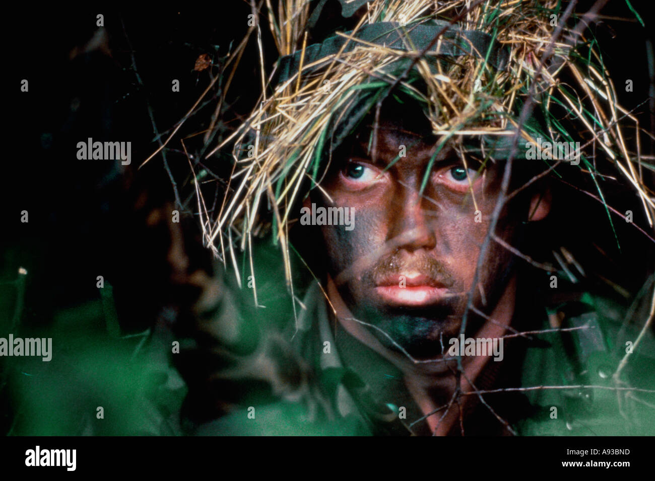 Nahaufnahme eines Armee-Soldaten auf einem Schlachtfeld Stockfoto