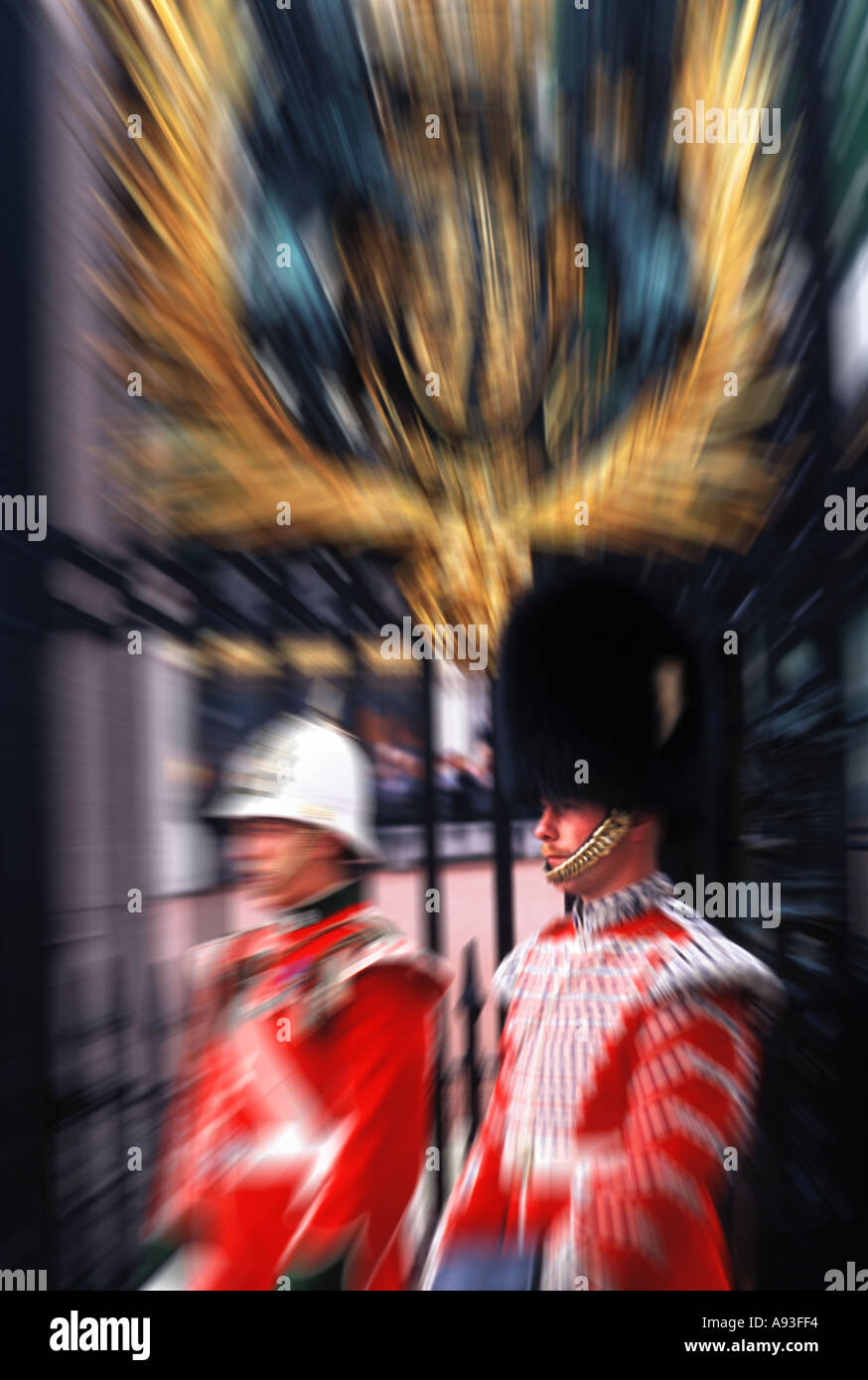 London England Beefeater in Tracht auf dem Tower of London Stockfoto