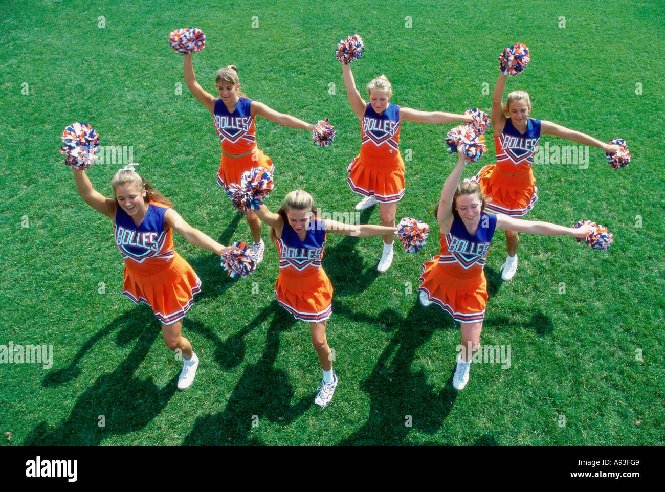 Erhöhte Ansicht einer Gruppe der Cheerleader jubeln in einem Feld Stockfoto