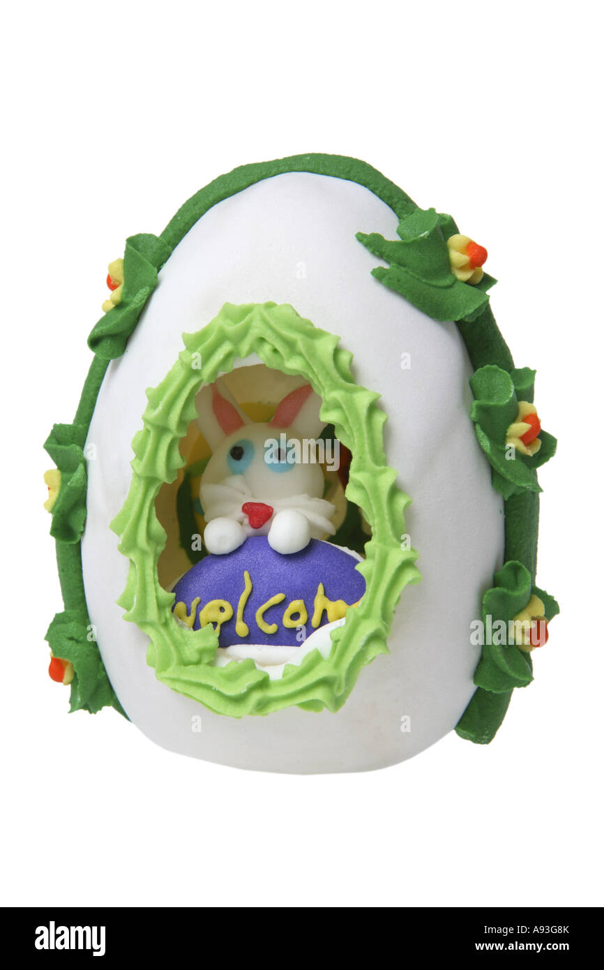 Dekorierte Candy Easter Egg auf weißem Hintergrund ausschneiden Stockfoto