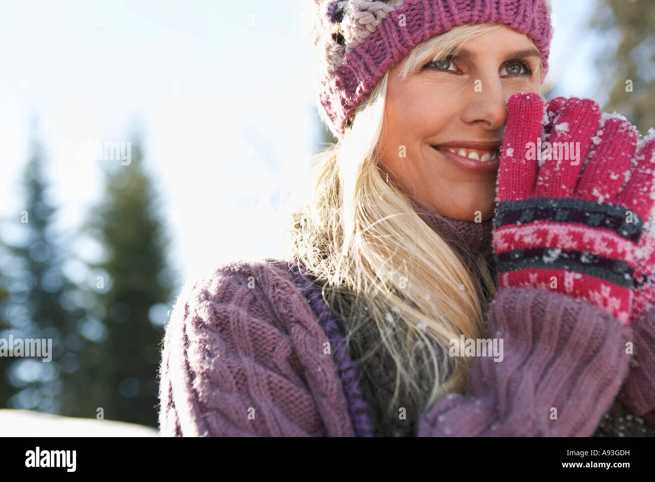 Frau trägt Winterbekleidung, Lächeln, Porträt Stockfoto