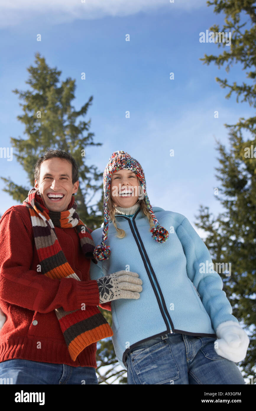 Paar tragen Winter Kleidung stehen am Hang, niedrigen Winkel Ansicht, portrait Stockfoto