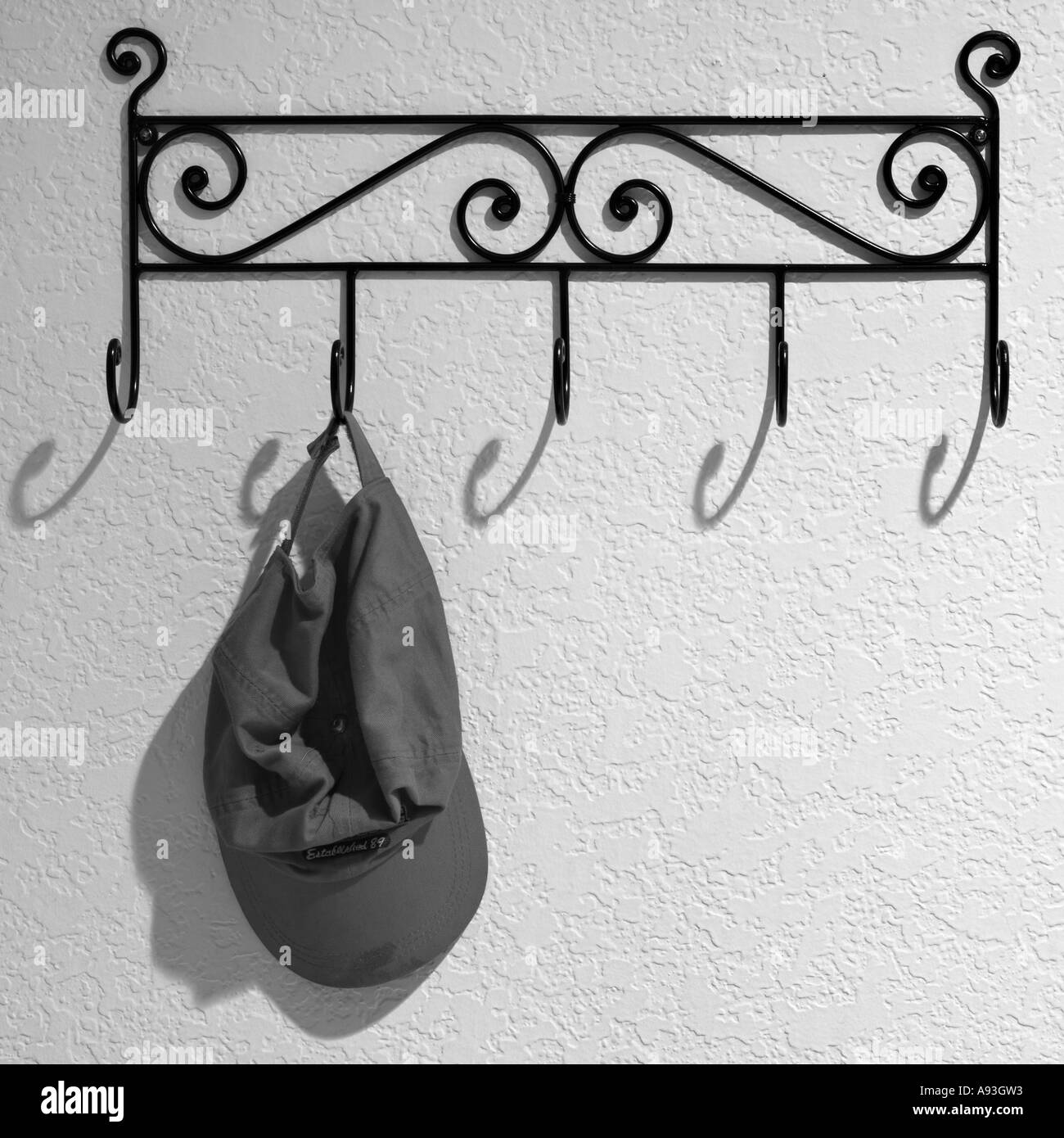 Baseball-Kappe, die auf einem Gestell hängen Stockfoto